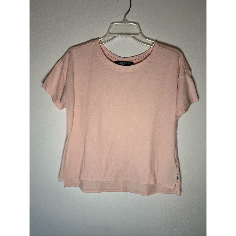 North Face women’s short sleeve light pink t-shirt size S/P. #13-1578